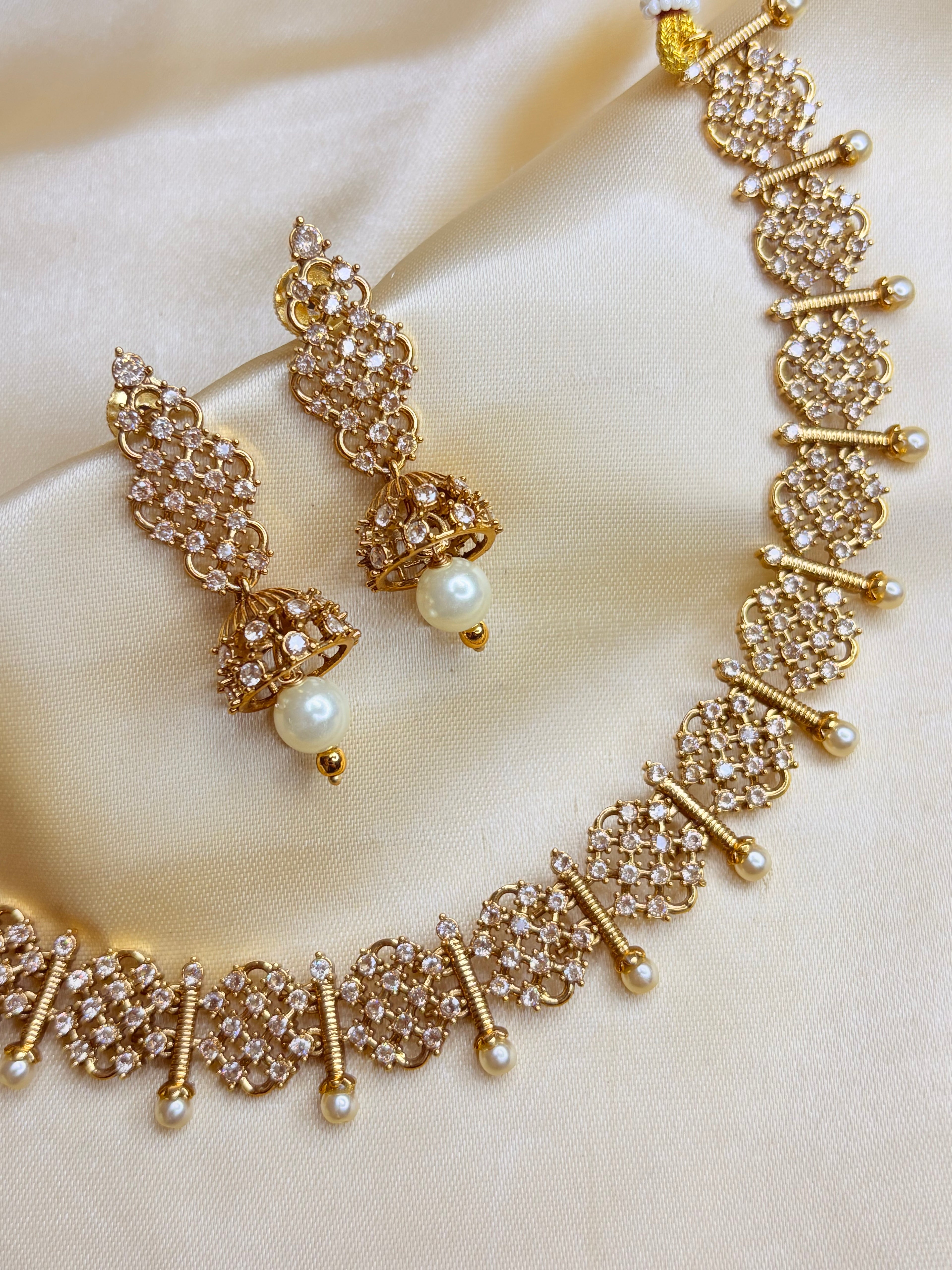 Elegant Choker with Pearl and American Diamond