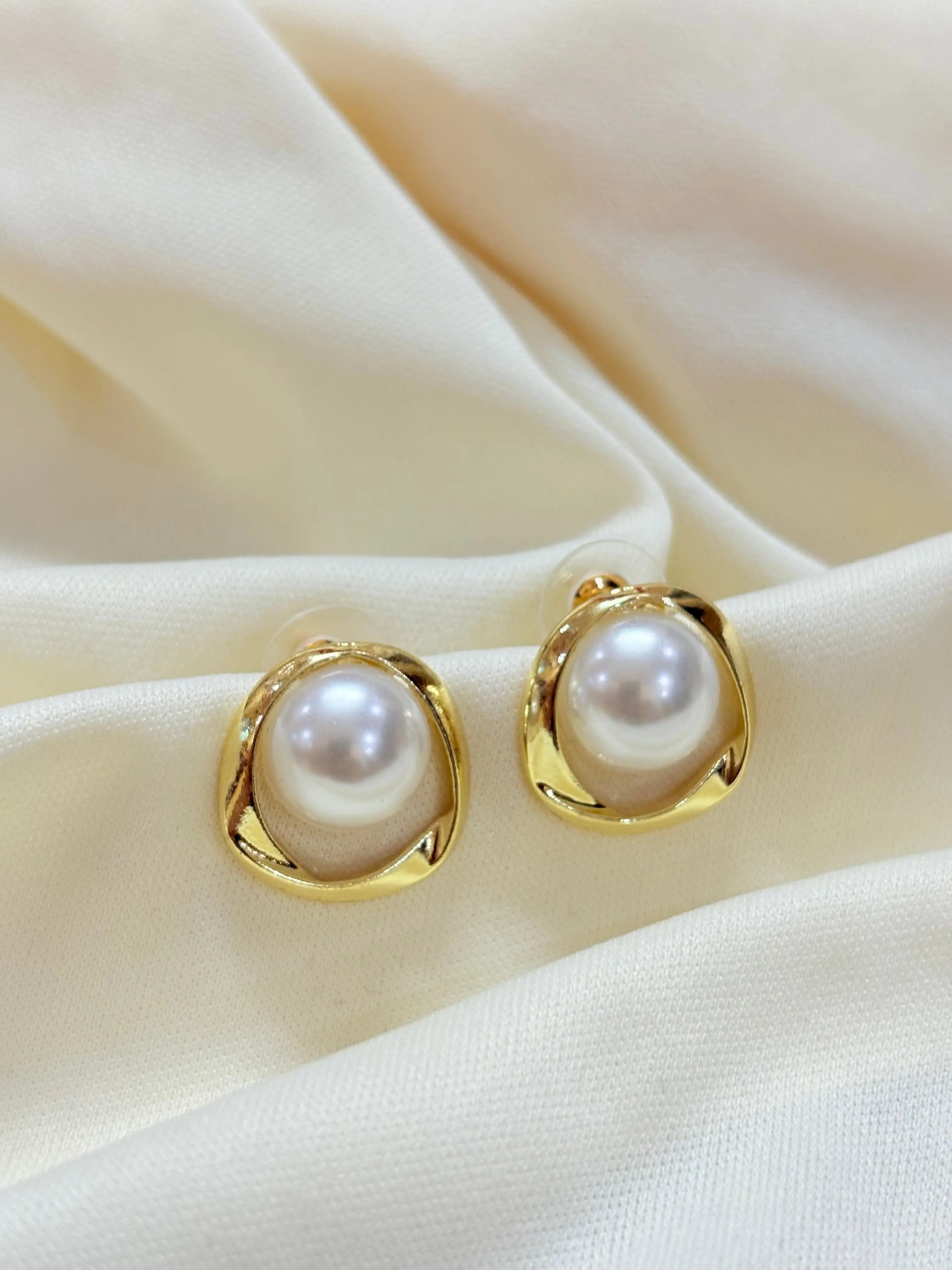 Golden Heart of Pearl Earrings - Bloom