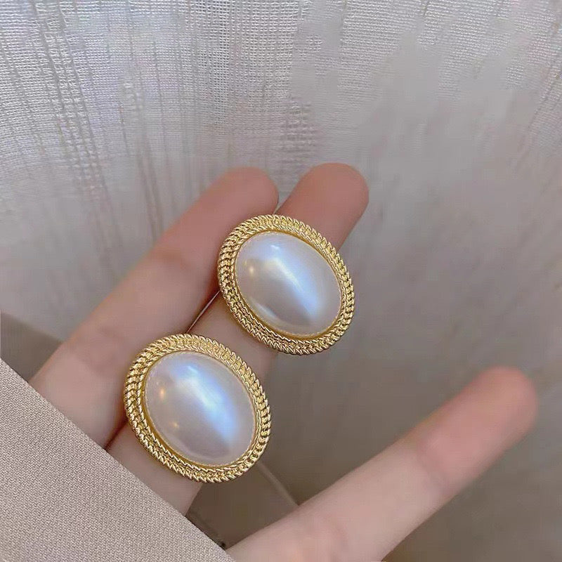 Timeless Oval Pearl Earrings - Bloom