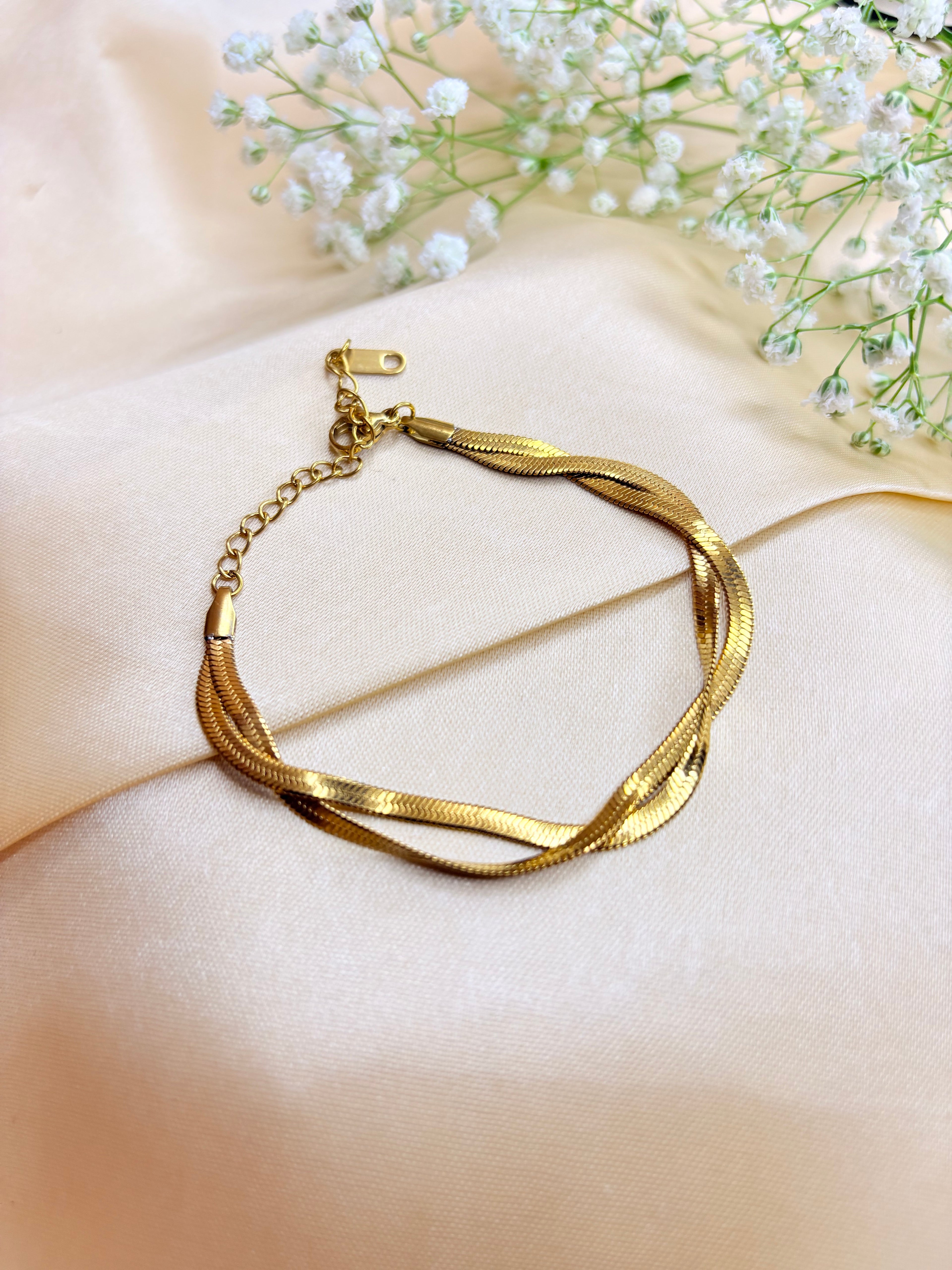 Gold Intertwine Braclet