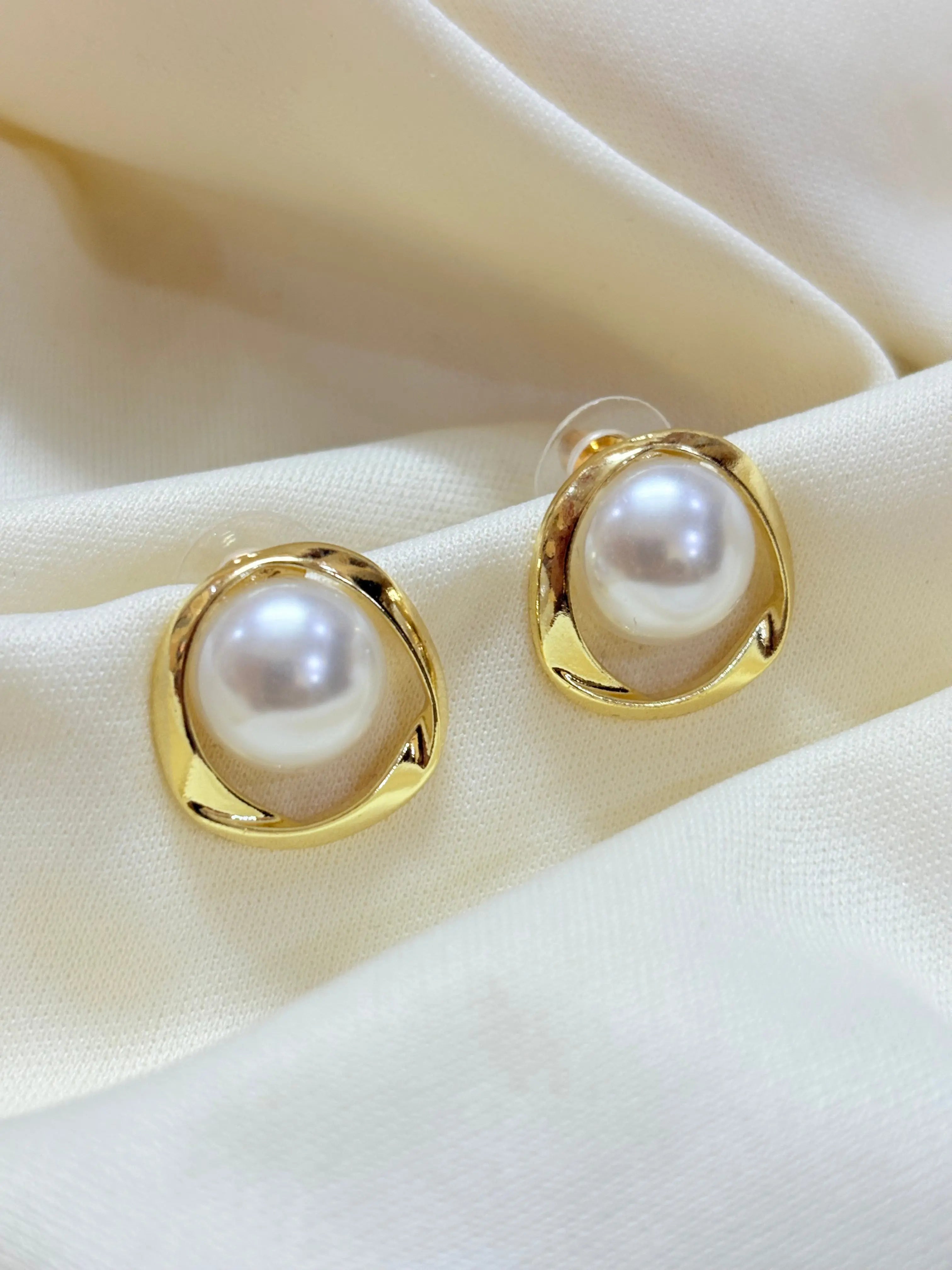 Golden Heart of Pearl Earrings - Bloom