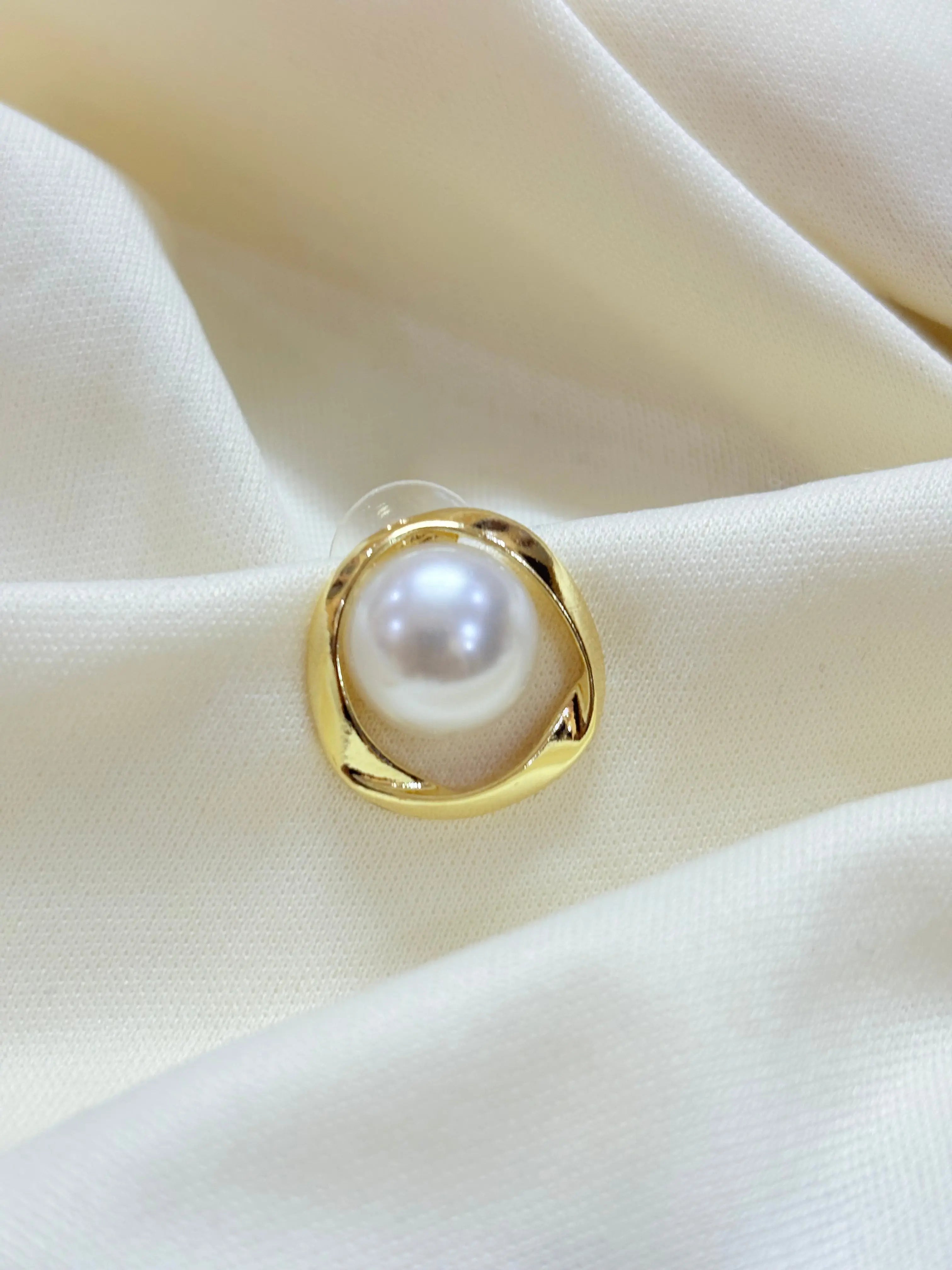 Golden Heart of Pearl Earrings - Bloom