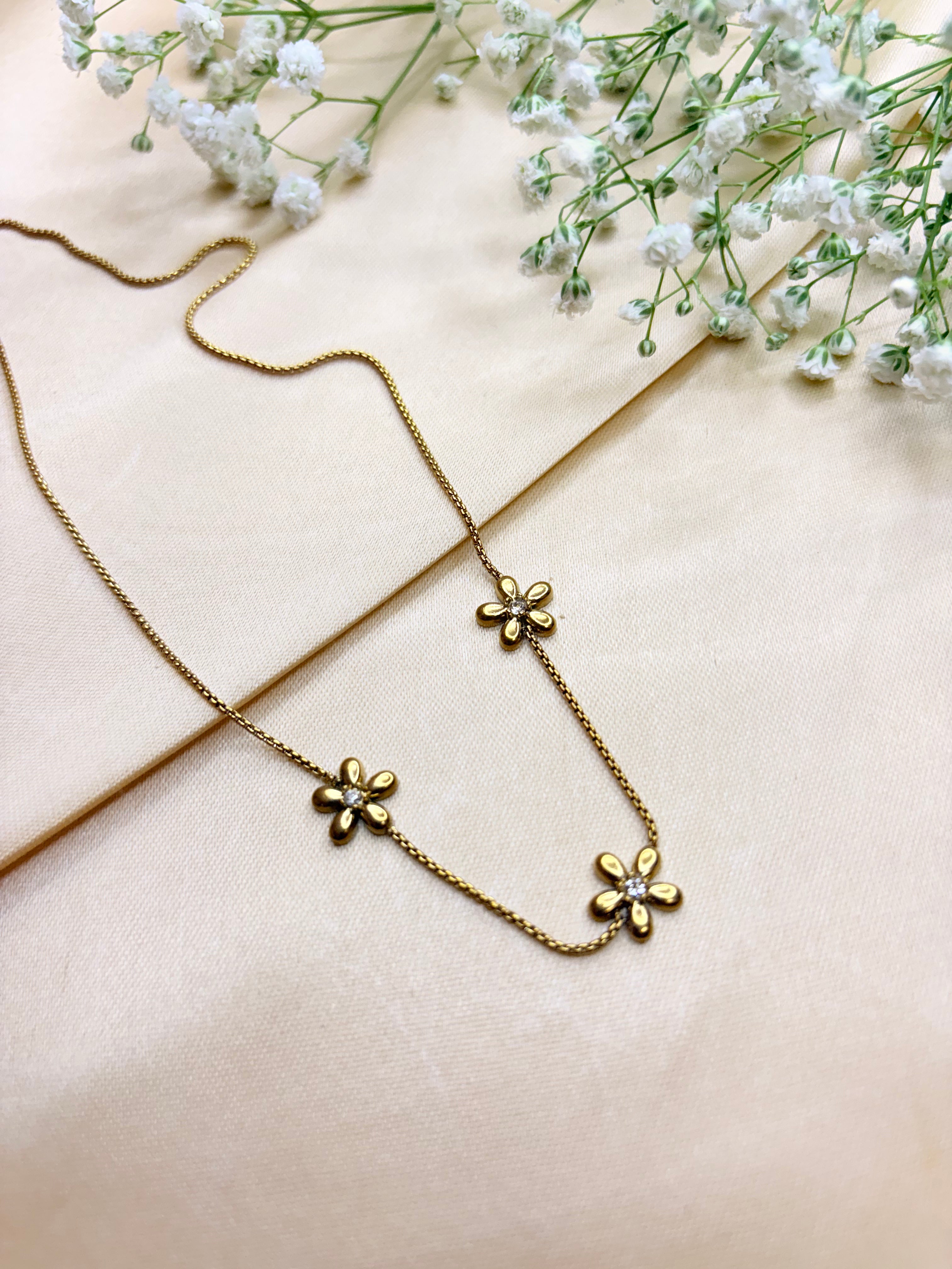 Gold Daisy Flower Necklace with Rhinestone
