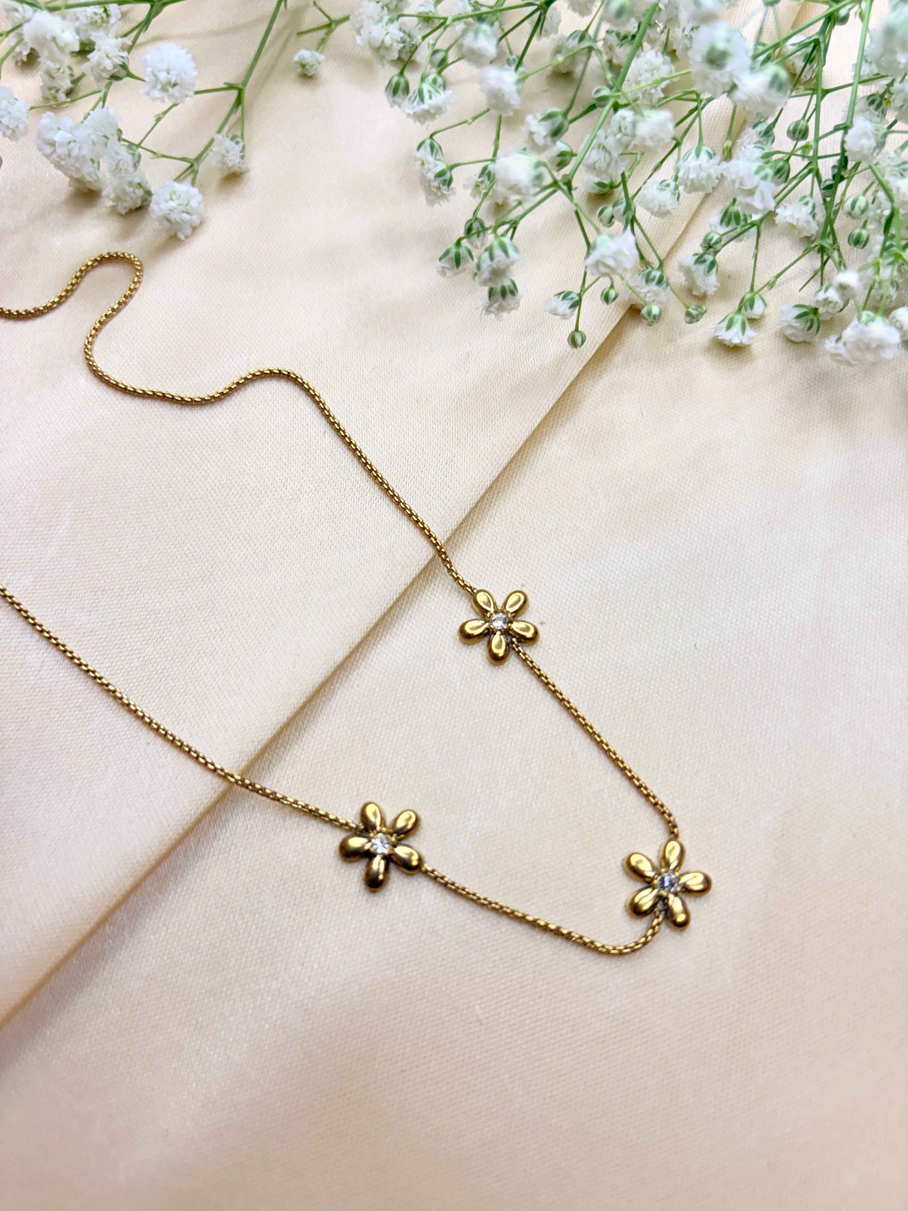 Gold Daisy Flower Necklace with Rhinestone