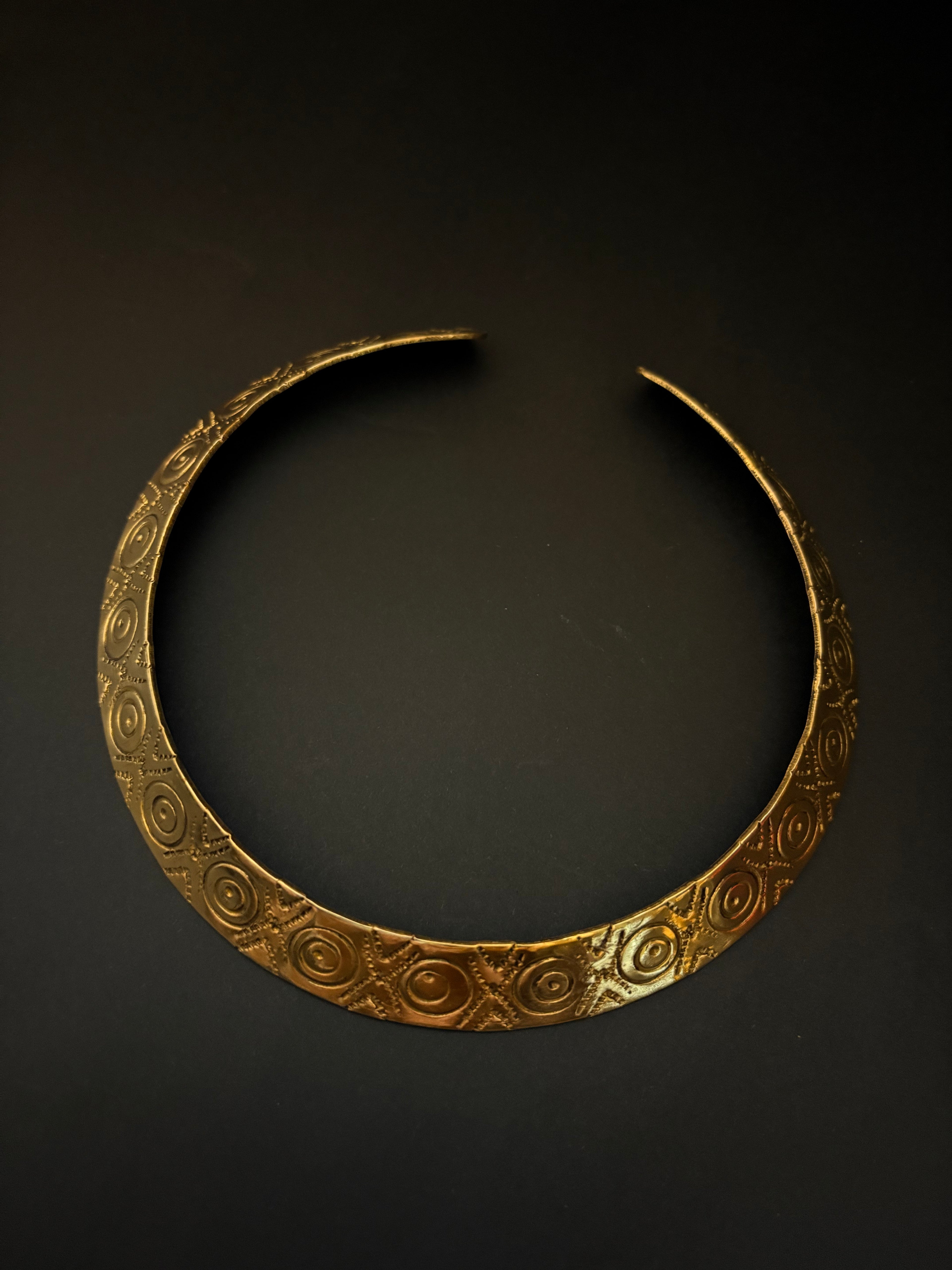 Elysia Etched Collar