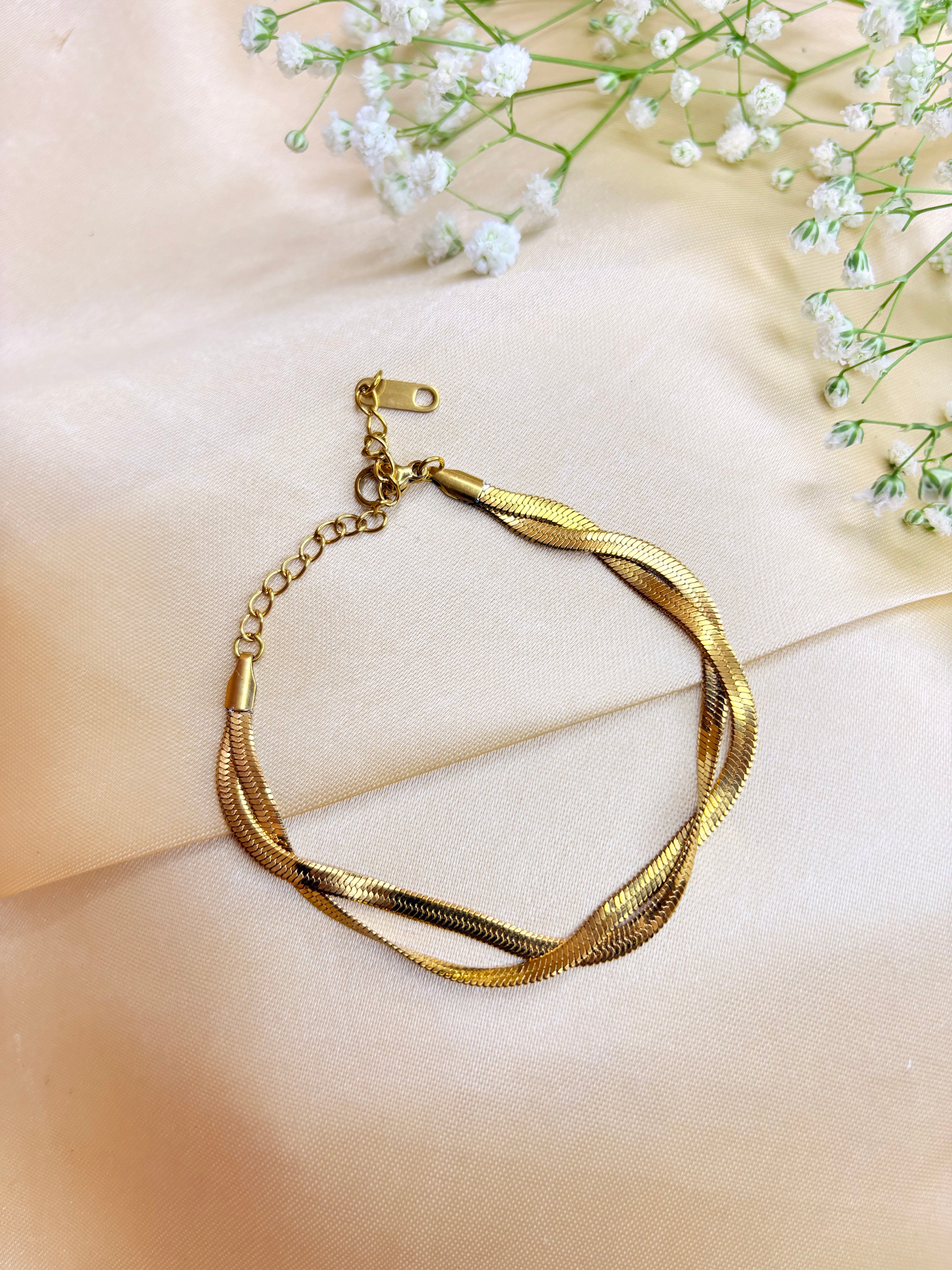 Gold Intertwine Braclet