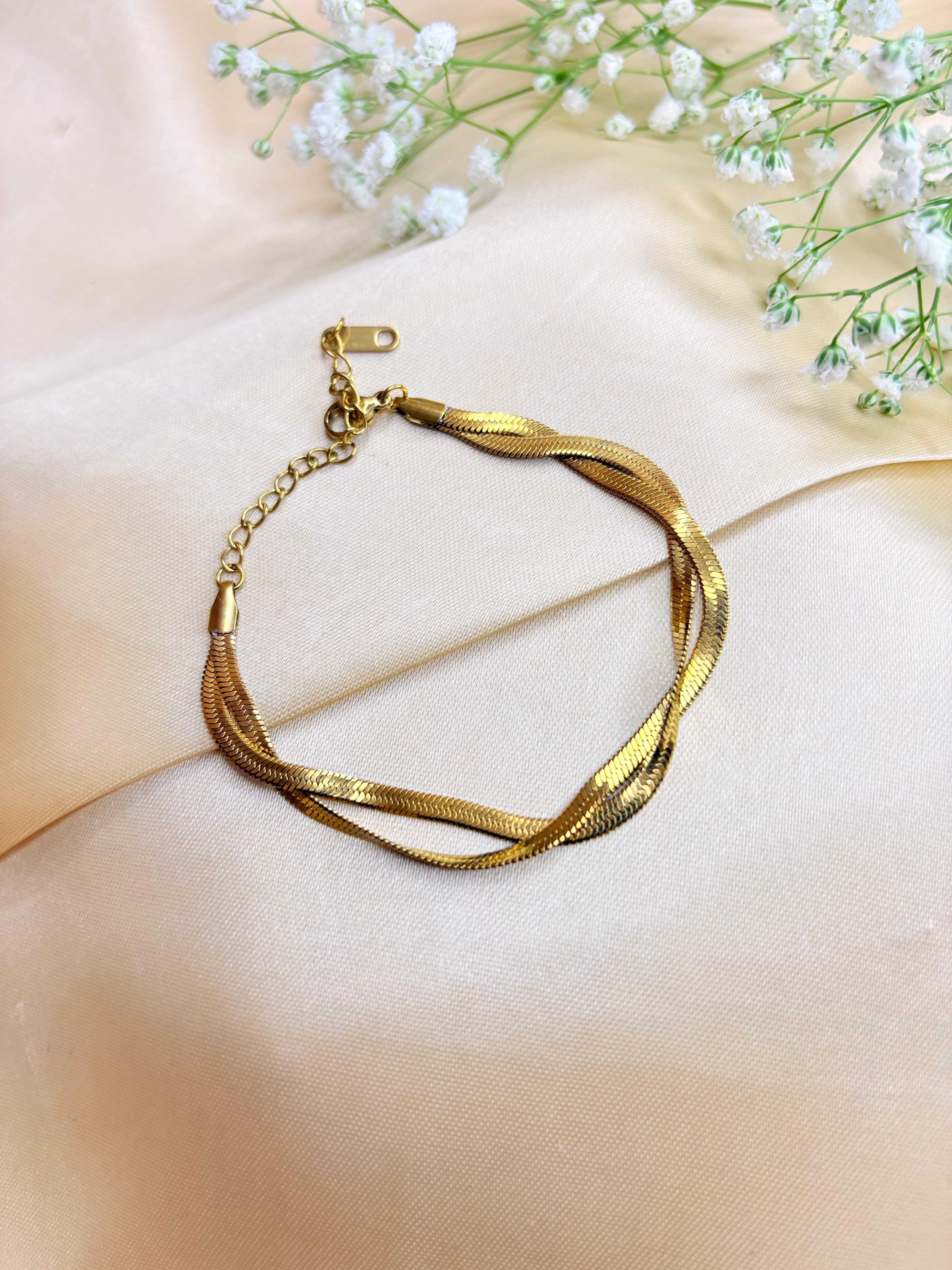 Gold Intertwine Braclet