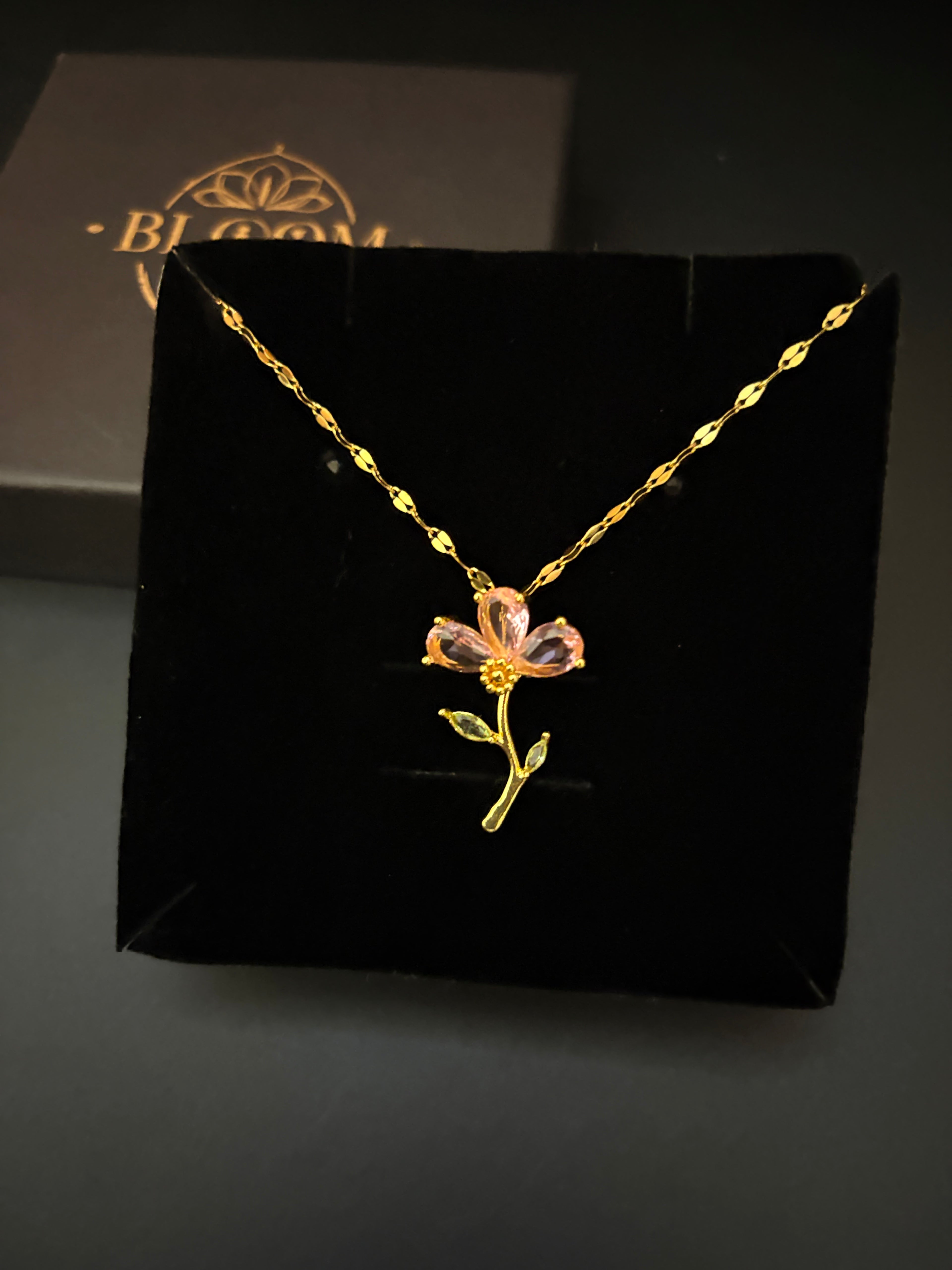 Elara Fleur Necklace