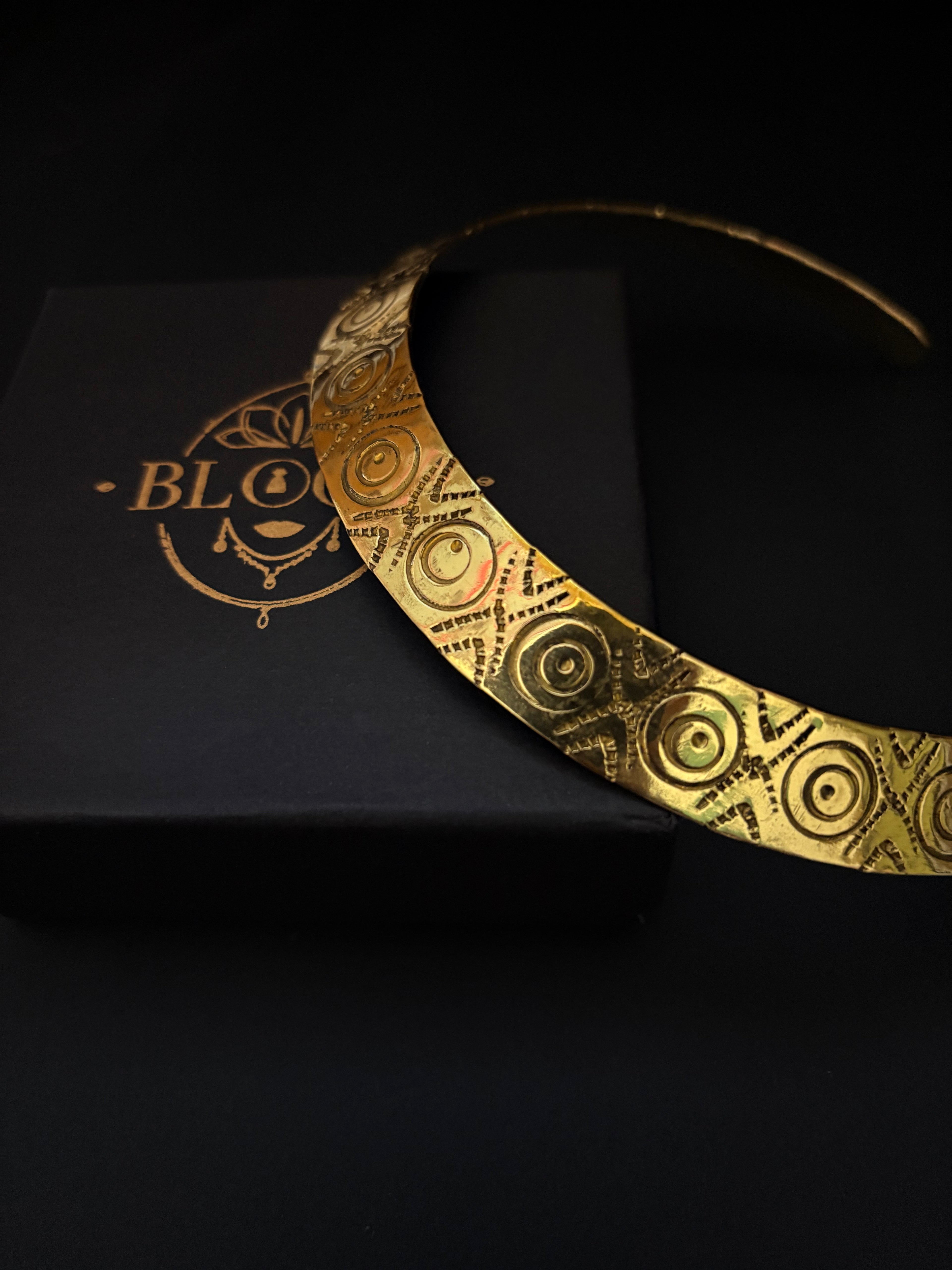 Elysia Etched Collar