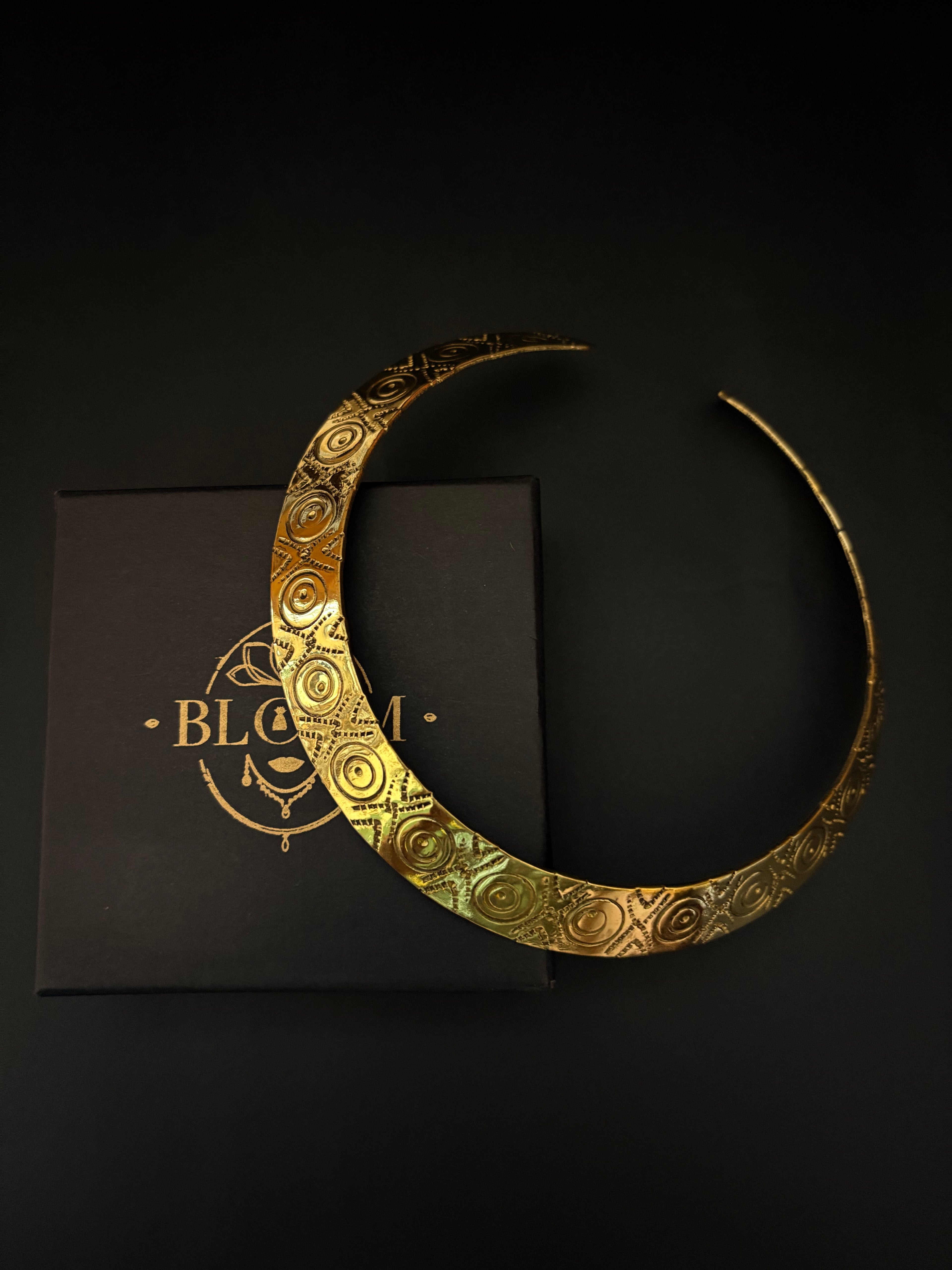 Elysia Etched Collar