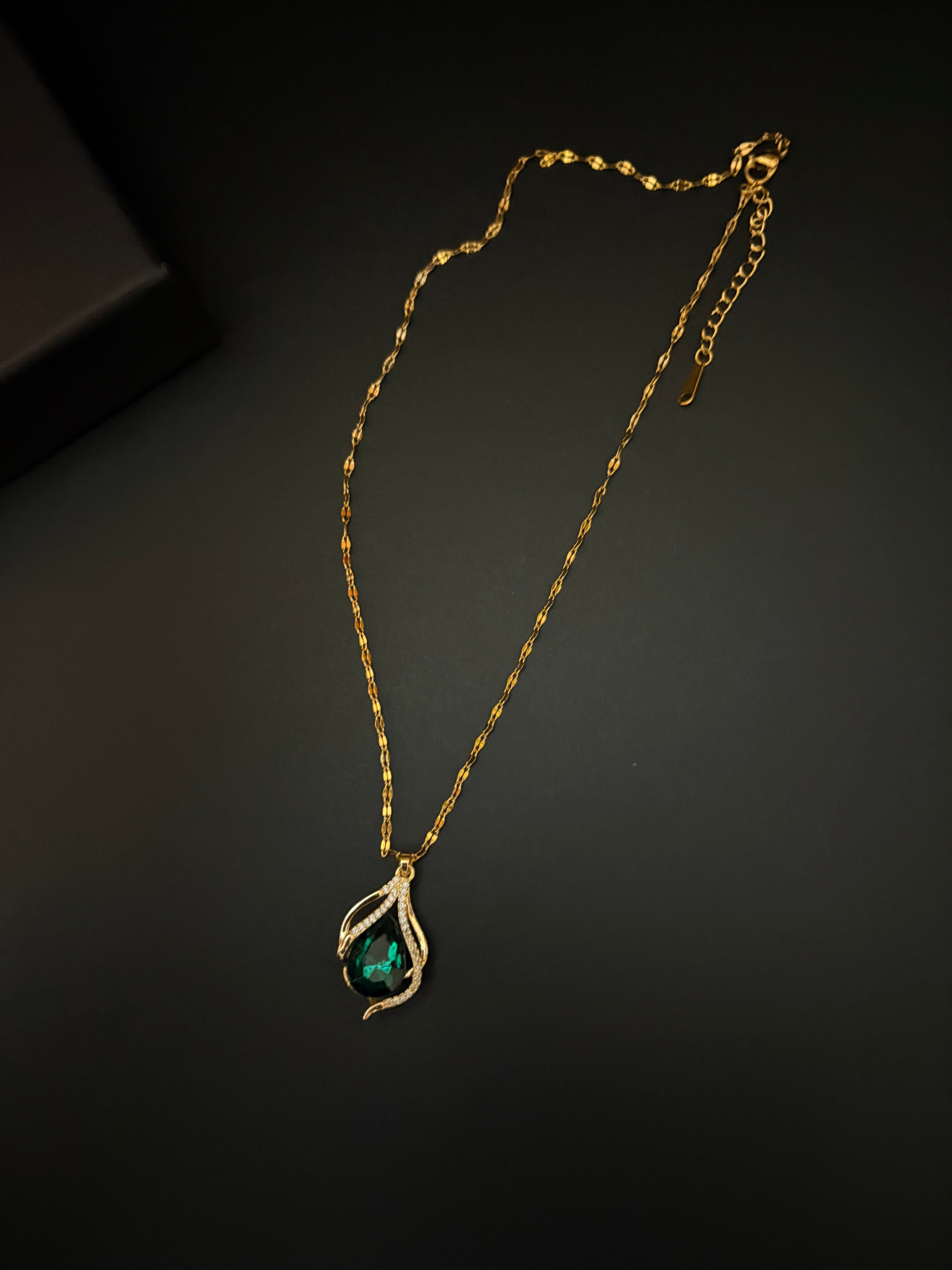 Lira Leaf Pendant