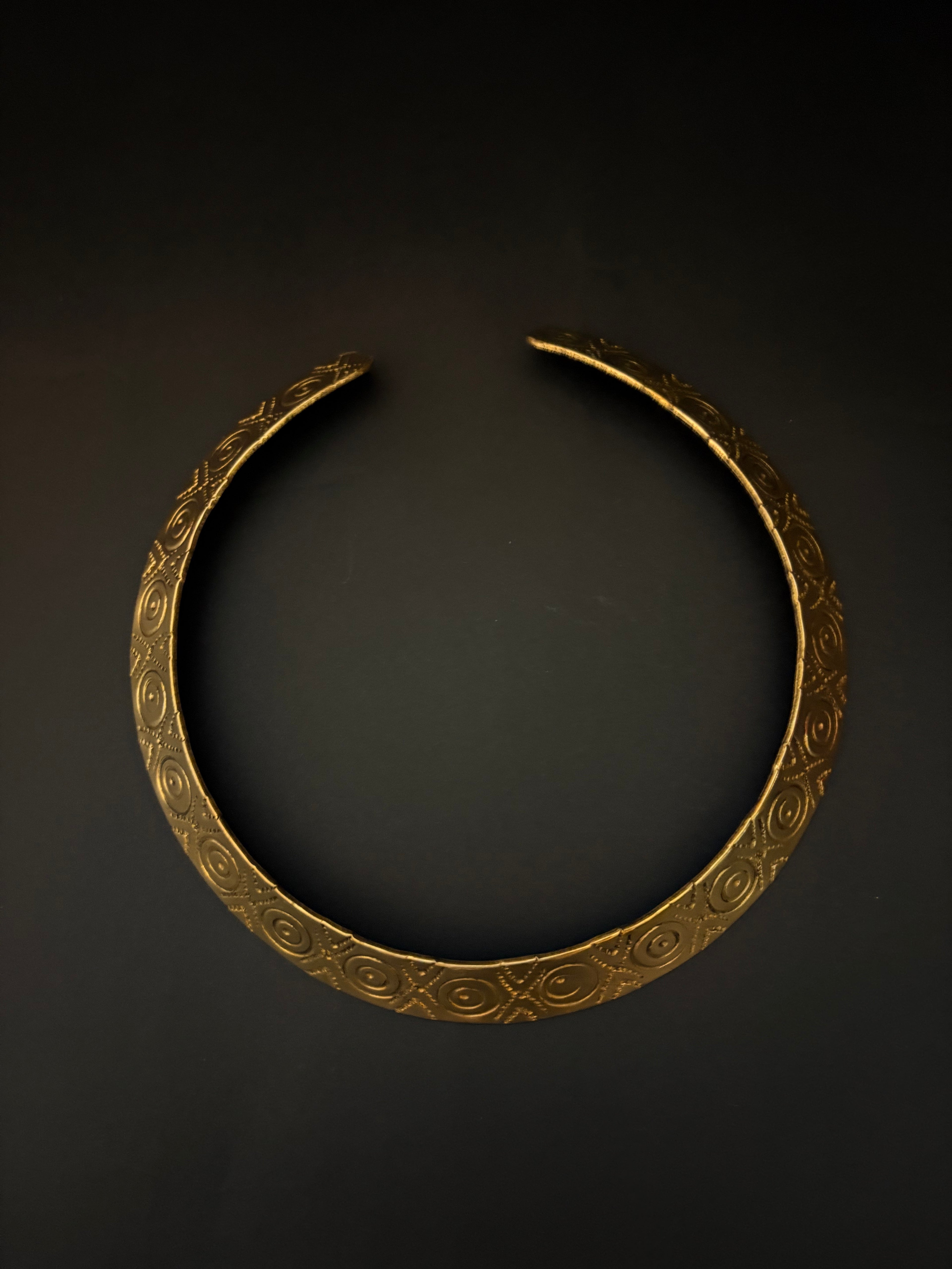 Elysia Etched Collar