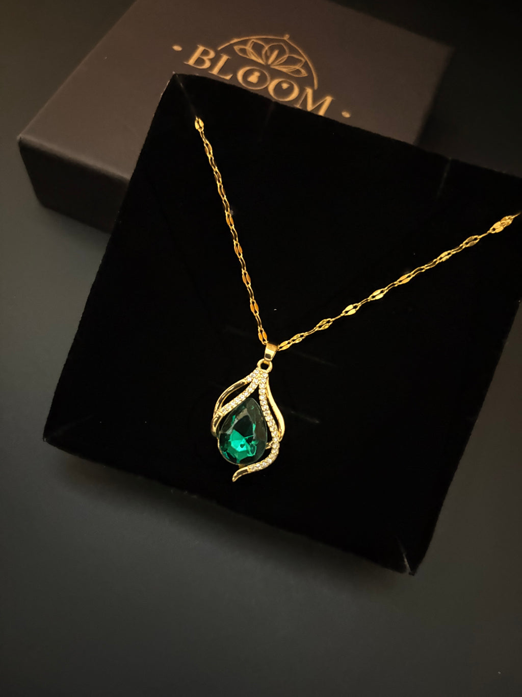 Lira Leaf Pendant