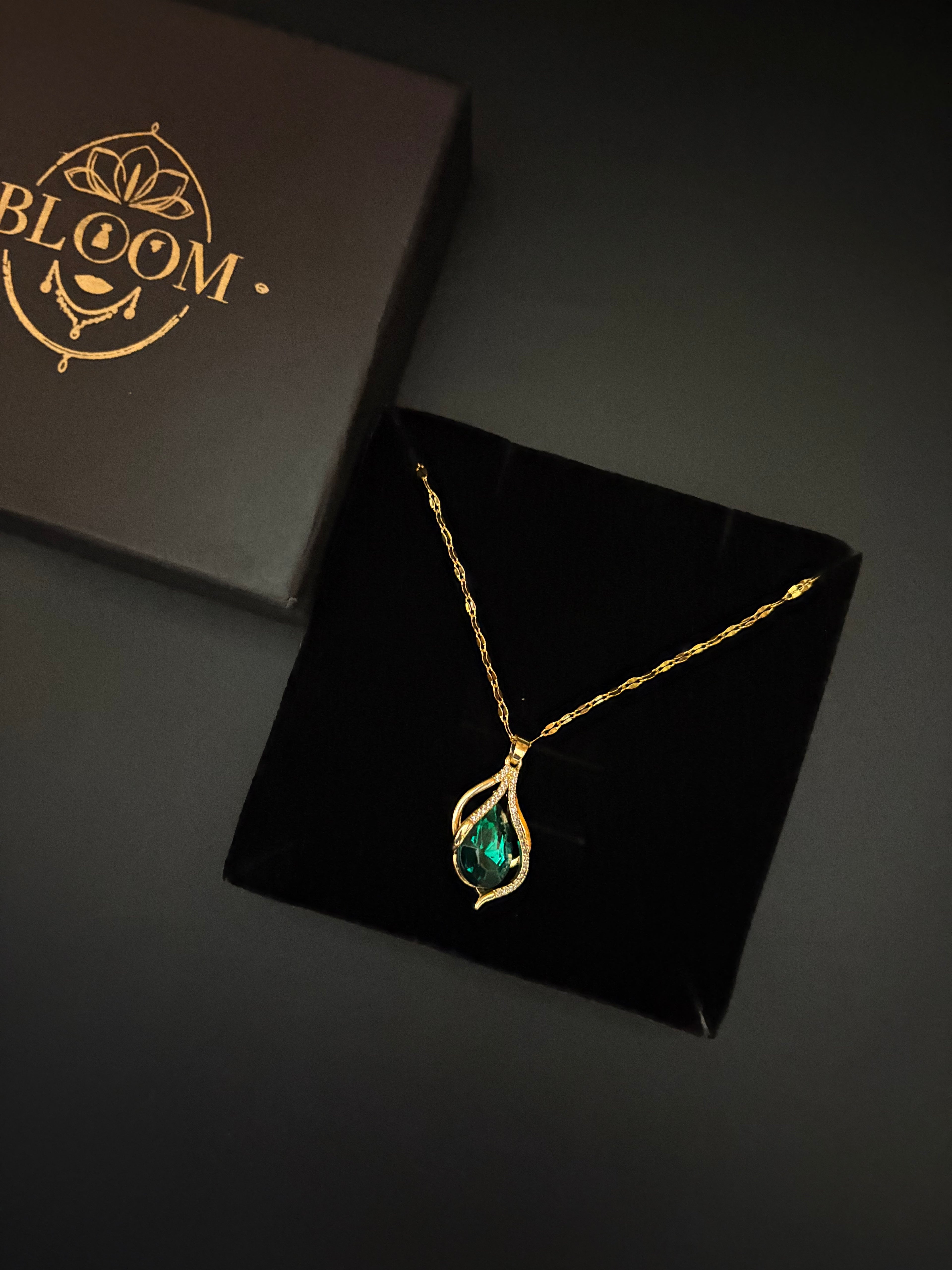 Lira Leaf Pendant