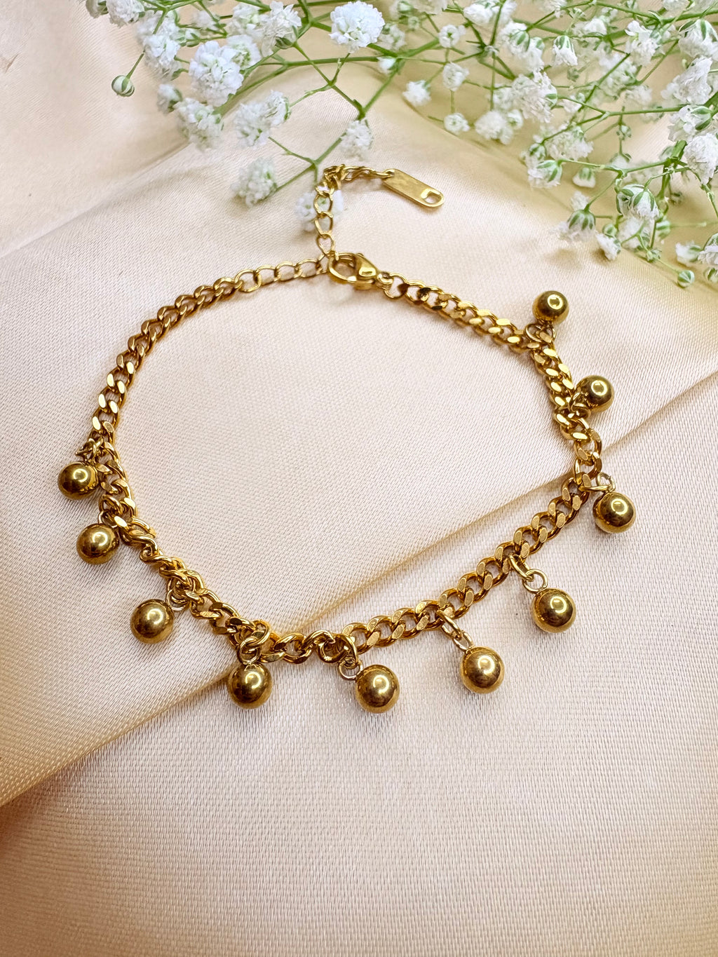 Elegant Gold Dangling Bracelet