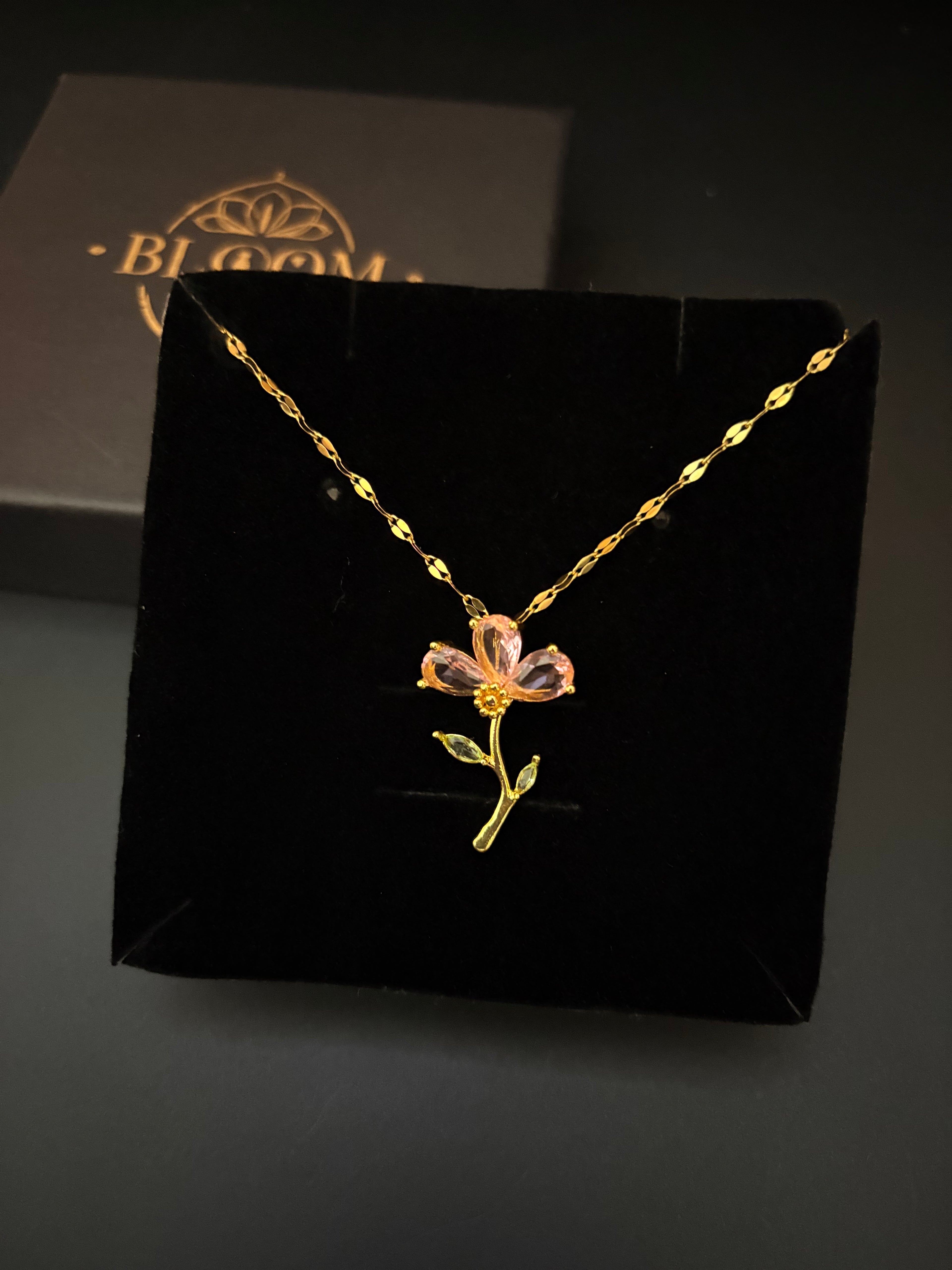 Elara Fleur Necklace