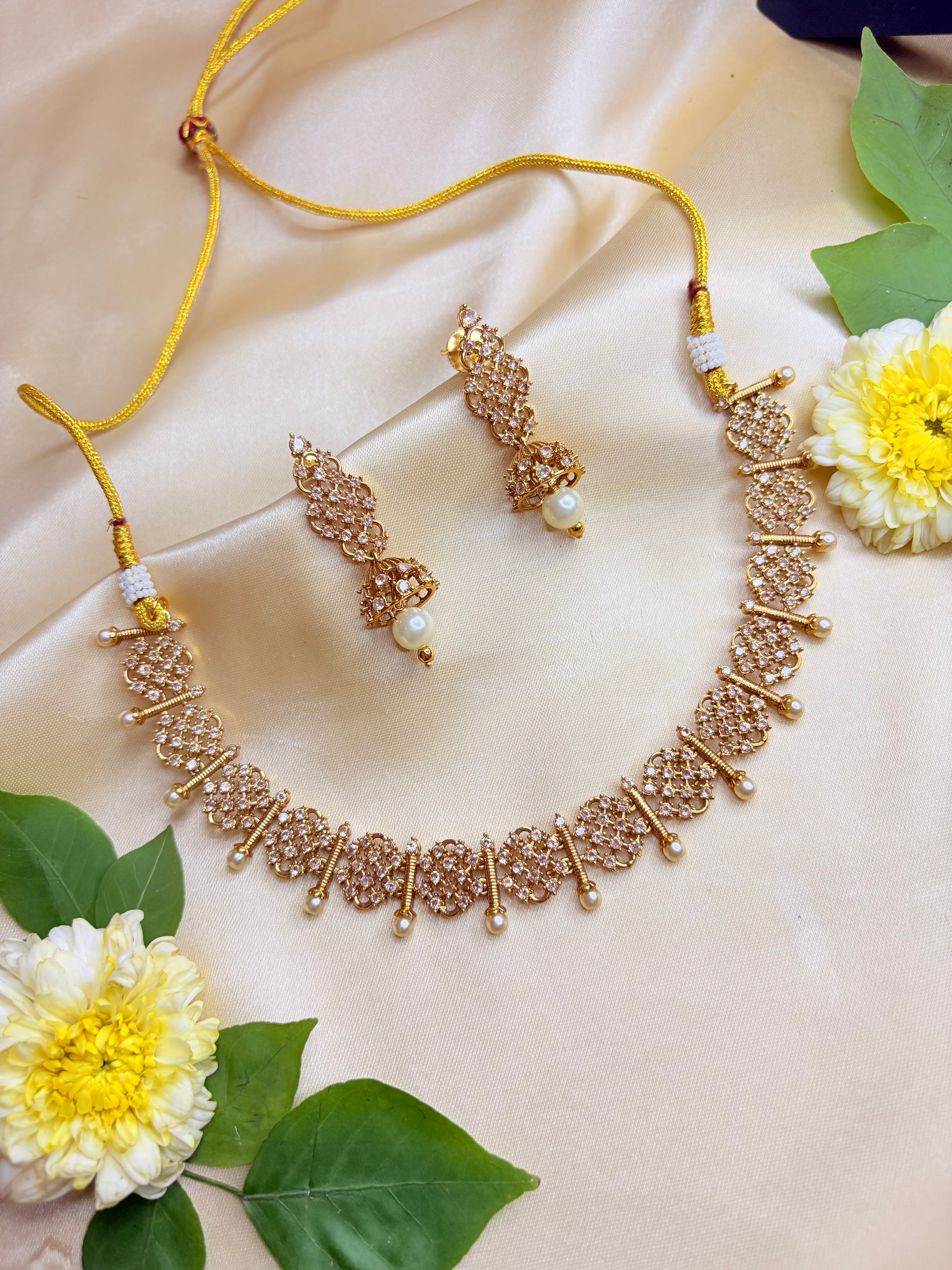 Elegant Choker with Pearl and American Diamond