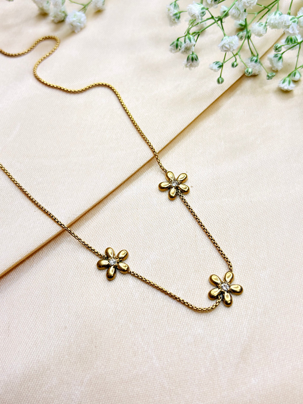 Gold Daisy Flower Necklace with Rhinestone