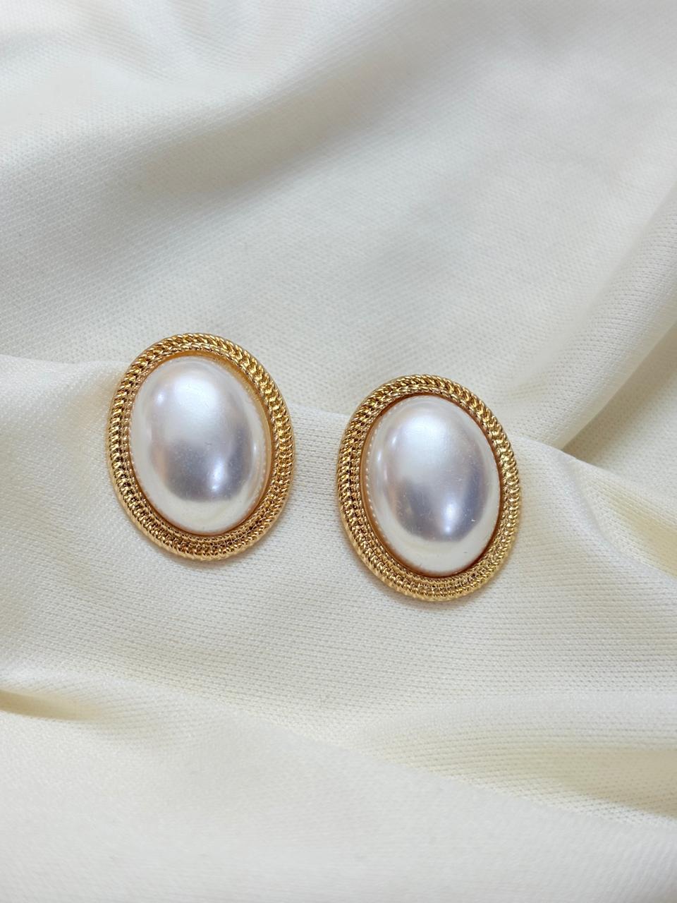 Timeless Oval Pearl Earrings - Bloom